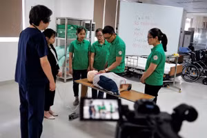 Tập đoàn Y tế Aijinkai (Nhật) cử chuyên gia sang giảng dạy kỹ năng điều dưỡng cho SV Trường ĐH Đông Á. Ảnh: NTCC