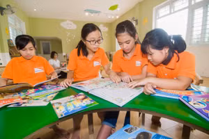 Học sinh quận Sơn Trà (TP Đà Nẵng) trao đổi tài liệu về kỹ năng phòng tránh thiên tai, biến đổi khí hậu. Ảnh: IT