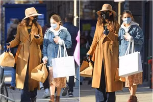 Suri dạo phố cùng mẹ như hai chị em