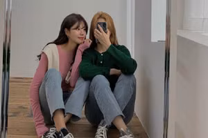 Giày sneaker vừa đơn giản, thoải mái còn tạo cảm giác trẻ trung, năng động cho người diện.