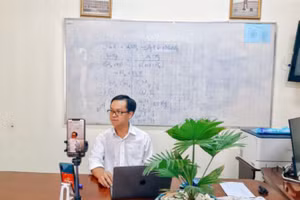 Thầy Trịnh Nguyễn Thi Bằng, Hiệu trưởng Trường THPT Trần Đại Nghĩa (TP Cần Thơ) đang dạy trực tuyến.