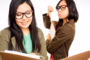 Thân tới mấy cũng đừng chia sẻ những điều này với đồng nghiệp