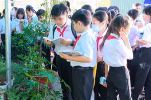 HS Trường THCS Đoàn Thị Điểm, quận Ninh Kiều (TP Cần Thơ) hào hứng trải nghiệm “Vườn sinh vật”.