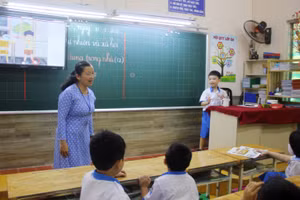 Học sinh lớp 1H, Trường Tiểu học Nguyễn Thái Sơn, Quận 3, TPHCM trong tiết học môn Tự nhiên và Xã hội. Ảnh: Phan Nga