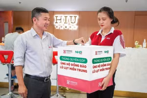 Cán bộ, giảng viên Trường ĐH Quốc tế Hồng Bàng quyêngóp ủng hộ̣ đồng bào miền Trung. Ảnh: TG