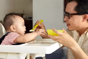 Trẻ cần ăn đủ các bữa: Sáng, trưa và tối. Ảnh minh họa.