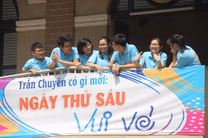 Học sinh Trường THPT chuyên Trần Đại Nghĩa khoác lên mình chiếc áo đồng phục lớp trong Ngày thứ Sáu vui vẻ. Ảnh: P.Nga