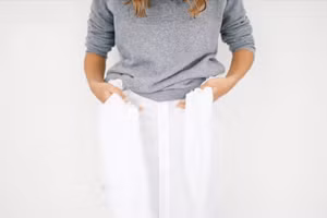 4 cách biến tấu áo sơ mi trắng cá tính và gợi cảm