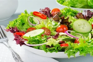 Món salad rau dễ làm mà còn giúp bạn duy trì cân nặng, hạn chế tình trạng béo phì. 