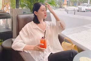 Bạn cũng đừng quên thay đổi về chất liệu, chuyển từ sơ mi đứng dáng, chất vải dày dặn thông thường sang kiểu sơ mi có chất vải mềm. Chắc chắn người diện sẽ vào ngưỡng nhạt nhòa, đơn điệu với các chất liệu cứng. Vì thế, bạn sẽ rất cần những mẫu áo biến hóa để style đẹp và thú vị hơn.