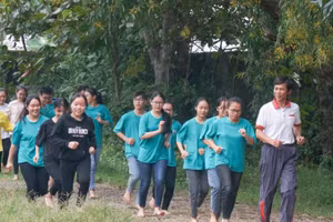 Thầy Ngô Trí Ứng cùng học sinh trong giờ học.