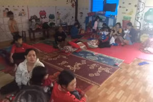 Người dân tránh lũ tại Trường Mầm non Lê Duẩn, Cẩm Xuyên, Hà Tĩnh.