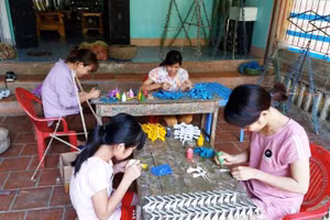 Người lớn, trẻ em xóm Chùa đều biết làm chuồn chuồn tre.