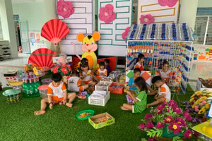 Góc học tập với các dụng cụ tự làm với các sản phẩm tái chế.