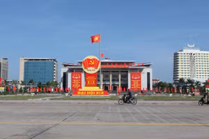 Đường phố trang hoàng cờ hoa, chào mừng Đại hội Đảng bộ tỉnh Bắc Giang.