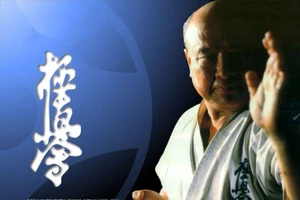 Mas Oyama (1923-1994) là đại võ sư môn phái Karate-dō đã sáng lập hệ Kyokushin / 極真会 / Cực Chân Hội. 