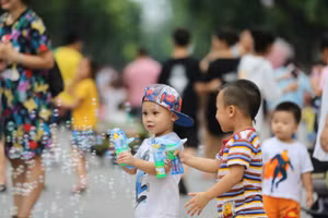 Cha mẹ cần noi gương để con biết chia sẻ. Ảnh minh hoạ: Đại Quang