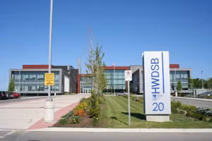 Hội đồng Trường Trung học công lập Hamilton-Wentworth, Canada.
