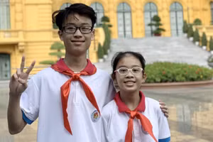 Đỗ Quang Minh và em gái Đỗ Ngọc Linh cùng tham gia
Đại hội Cháu ngoan Bác Hồ TP Hà Nội năm 2020.