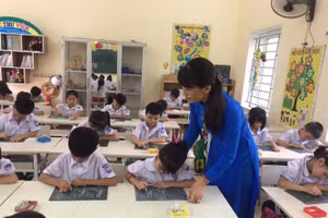 Cô và trò lớp 1A Trường Tiểu học Ninh Thắng (xã Ninh Thắng, huyện Hoa Lư, Ninh Bình) trong giờ luyện viết. Ảnh: NTCC