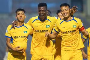 Hoàng Văn Khánh (bên phải) ăn mừng cùng đồng đội trong trận thắng 2-0 trước B.Bình Dương, vòng 2 V-League 2020.