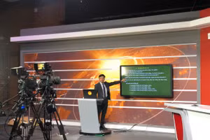 Thầy Đặng Thanh Đạm - giáo viên Trường THPT Cổ Loa (Đông Anh, Hà Nội) dạy học trên truyền hình. 