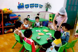 Chăm sóc bữa ăn của bé, Trường MN Hải Tân, huyện Hải Hậu. Ảnh: Hạ Vi