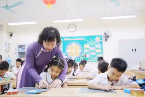 Trong giờ tập viết của HS lớp 1 Trường Tiểu học Thăng Long (Hoàn Kiếm, Hà Nội). Ảnh: Thế Đại