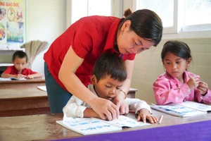 Cô Lương Thị Hoa (điểm bản Chà Lò, Tiểu học Mai Sơn, Tương Dương, Nghệ An) chủ yếu dạy chay cho học sinh.