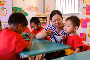 Cô Loan chăm lo cho học sinh như con em trong nhà.