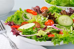 Món salad rau dễ làm mà còn giúp bạn duy trì cân nặng, hạn chế tình trạng béo phì. 