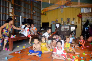 Điểm giữ trẻ mùa lũ tại tại xã Vĩnh Hội Đông, huyện An Phú (An Giang).