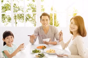 Bữa cơm gia đình là một trong những cách giúp trẻ có thói quen ăn uống phù hợp. Ảnh minh họa: IT.