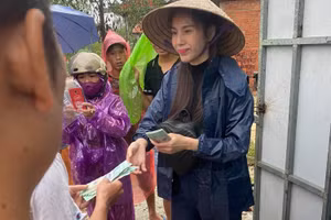 Ca sĩ Thủy Tiên trao tiền hỗ trợ người dân vùng lũ miền Trung. Ảnh: FBNV