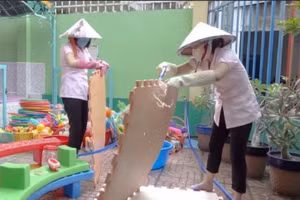 Các giáo viên Trường MN Phường 5, Quận 11, TPHCM vệ sinh đồ dùng lớp học để phòng bệnh truyền nhiễm. 