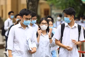 Thí sinh Hà Nội trao đổi về kết quả khi tốt nghiệp THPT năm 2020. Ảnh: Thế Đại