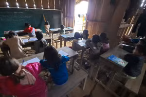  Lớp học ở điểm trường Tắk Pổ phải học nhờ trong phòng học thiếu ánh sáng ở nhà dân.