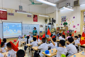 Cô trò lớp 2 Trường Tiểu học Bình Minh, Hà Nội.