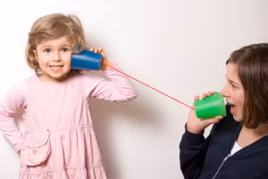 Cha mẹ cần là người mở lòng trước. Ảnh minh họa