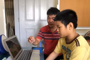 Phụ huynh hướng dẫn học sinh lớp 4 Trường TH Thái Văn Lung, quận Thủ Đức ôn tập môn Tiếng Anh tại nhà. 