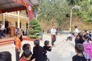 Tổ chức nhiều trò chơi truyền thống cho HS. Ảnh: NTCC