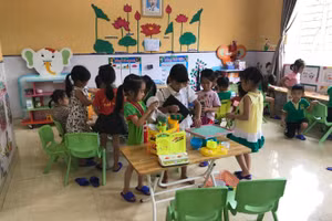 Trẻ mầm non 5 tuổi được đặc biệt quan tâm làm quen
tiếng Việt. Ảnh: TG