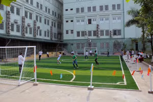 HS Trường Nguyễn Bỉnh Khiêm (Hà Nội) tập luyện môn bóng đá.