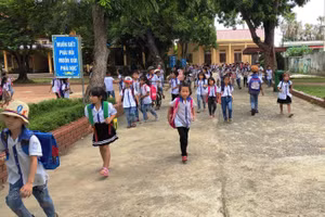 Học sinh Trường Tiểu học Xuân Lâm, thị xã Nghi Sơn (Thanh Hóa) trong giờ tan trường.