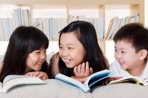 Giúp trẻ tìm hiểu ngôn ngữ qua việc đọc sách. Ảnh minh họa: Internet.