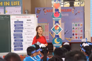 Cô Lâm An mong muốn được truyền lửa tình yêu môn Toán cho học sinh bằng tiếng Anh. Ảnh: TG