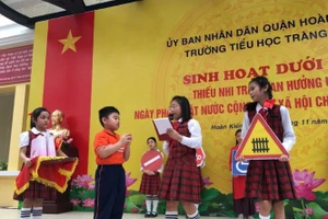 Buổi sinh hoạt dưới cờ hưởng ứng Ngày pháp luật Việt Nam của Trường Tiểu học Tràng An.