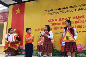 Buổi sinh hoạt dưới cờ hưởng ứng Ngày pháp luật Việt Nam của Trường Tiểu học Tràng An.
