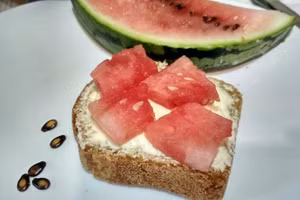 Kết hợp món bánh mì, bơ và dưa hấu.