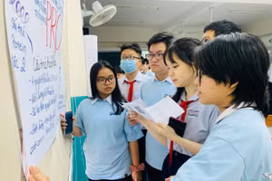 Học sinh đánh giá sơ đồ tư duy chéo giữa các nhóm để cho điểm vào phiếu khảo sát được cập nhật trong cơ sở dữ liệu bài học. Ảnh: Phan Nga